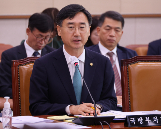 21일 국회 법제사법위원회 전체회의에서 신범철 국방차관이 의원들의 질의에 답변하고 있다. 연합뉴스.